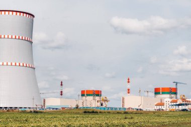Ostrovets bölgesindeki Belarus nükleer enerji santrali. Nükleer santralin etrafındaki alan. Beyaz Rusya.