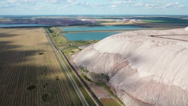 소이로스 크시 (Soligorsk.Production of fertilizer) 근처에 있는 포 타시 소금 산 (potash salt.Salt Mountain) 의 생산을 위한 산이다. 벨로루시. — 비디오