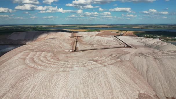 Berg av produkter för framställning av kaliumkloridsalt.Saltberg nära staden Soligorsk.Produktion av gödningsmedel för marken. Vitryssland. — Stockvideo