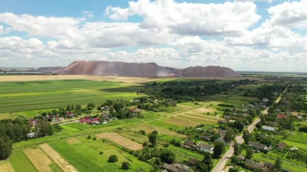 소이로스 크시 (Soligorsk.Production of fertilizer) 근처에 있는 포 타시 소금 산 (potash salt.Salt Mountain) 의 생산을 위한 산이다. 벨로루시. — 비디오