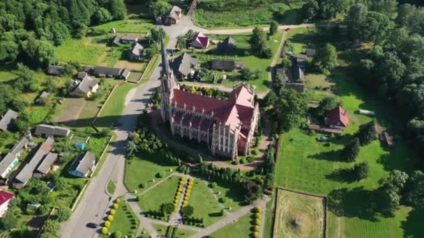 Starý retro kostel Nejsvětější Trojice v Gerviatech, region Grodno, Bělorusko — Stock video