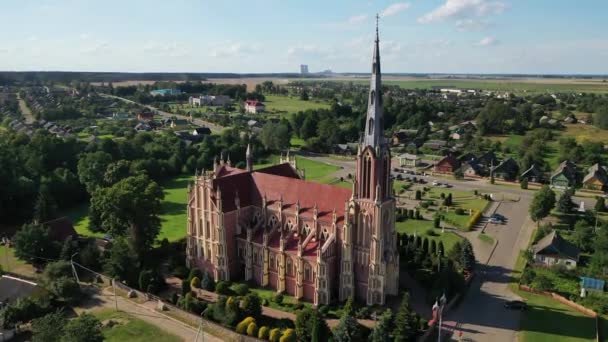 Starý retro kostel Nejsvětější Trojice v Gerviatech, region Grodno, Bělorusko — Stock video