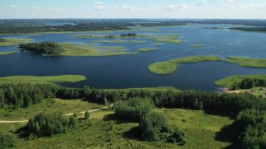 Braslav gölleri Ulusal Parkı 'ndaki Snudy ve Strusto göllerinin en güzel manzarası. Beyaz Rusya' nın en güzel gölleri.