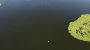 Braslav Gölleri Ulusal Parkı 'ndaki Drivyaty Gölü' nün en güzel manzarası, Belarus 'un en güzel gölleri. Belarus' ta bir ada..