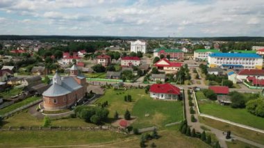 Yazın Ostrovets şehrinin en iyi manzarası, Grodno bölgesi, şehrin farklı panoramaları. Belarus
