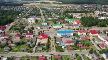 Yazın Ostrovets şehrinin en iyi manzarası, Grodno bölgesi, şehrin farklı panoramaları. Belarus