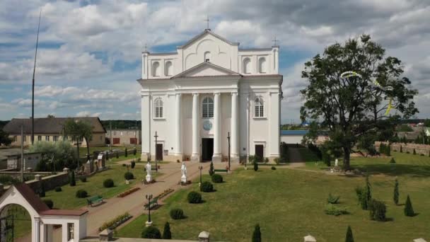Horní pohled na bílou církev ve městě Ostrovets v létě regionu Grodno, různé panoramata města.Bělorusko — Stock video