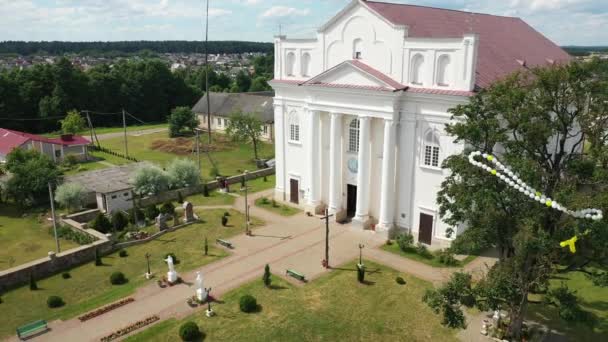 Vista superior da Igreja branca na cidade de Ostrovets no verão da região de Grodno, vários panoramas da cidade.Bielorrússia — Vídeo de Stock