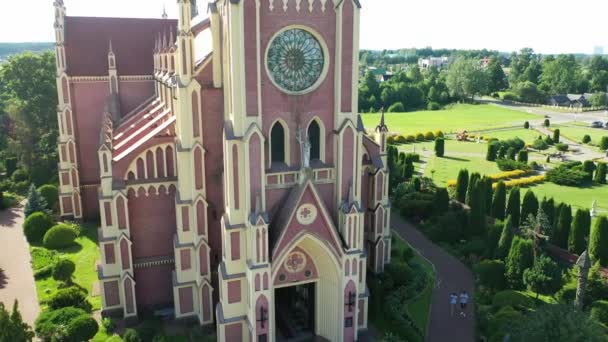 Starý retro kostel Nejsvětější Trojice v Gerviatech, region Grodno, Bělorusko — Stock video