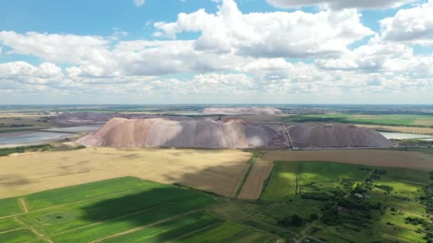 Góry produktów do produkcji soli potasowej.Góry soli w pobliżu miasta Soligorsk.Produkcja nawozu do ziemi. Białoruś. — Wideo stockowe