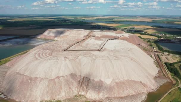Góry produktów do produkcji soli potasowej.Góry soli w pobliżu miasta Soligorsk.Produkcja nawozu do ziemi. Białoruś. — Wideo stockowe