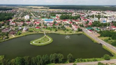 Yazın Ostrovets şehrinin en iyi manzarası, Grodno bölgesi, şehrin farklı panoramaları. Belarus