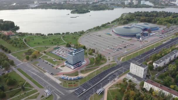 Pohled shora na ulici a sportovní areál v Chizhovce.Chizhovka se sportovním areálem v Minsku.Bělorusko — Stock video