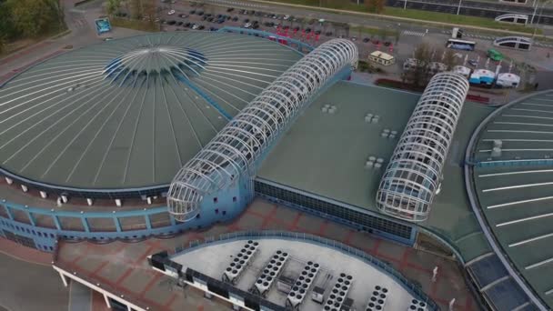 Vista dall'alto della strada e complesso sportivo nel distretto di Chizhovka.Chizhovka con un complesso sportivo a Minsk.Belarus — Video Stock