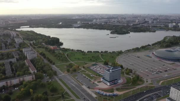 Pohled shora na ulici a sportovní areál v Chizhovce.Chizhovka se sportovním areálem v Minsku.Bělorusko — Stock video