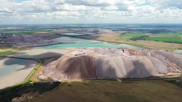 Горы продуктов для производства калийной соли и искусственных водоемов. Соляные горы близ города Солигорска. Производство удобрений для земли. Беларусь. — стоковое видео