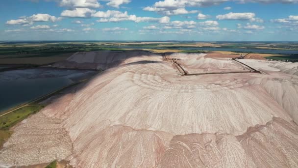 Mountains of products for the production of potash salt.Salt mountains near the city of Soligorsk.Production of fertilizer for the land. Belarus. — Stock Video