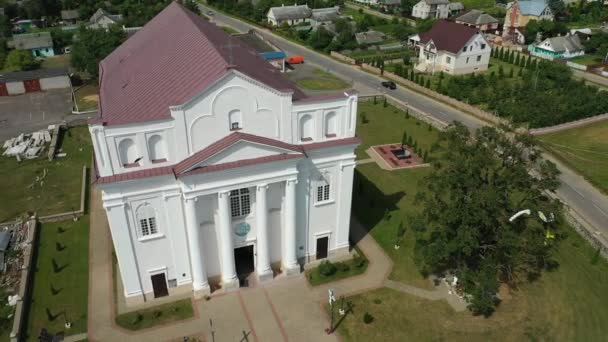 Vue de dessus de l'église blanche dans la ville d'Ostrovets en été de la région de Grodno, divers panoramas de la ville.Biélorussie