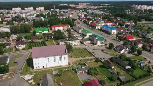 Вид на белую церковь в городе Островец летом Гродненской области, различные панорамы города. Беларусь — стоковое видео