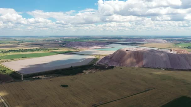 Горы продуктов для производства калийной соли и искусственных водоемов. Соляные горы близ города Солигорска. Производство удобрений для земли. Беларусь. — стоковое видео