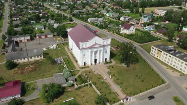 Вгорі білої церкви в місті Островець влітку в регіоні Гродно, різні панорами циту.Білорусь. — стокове відео