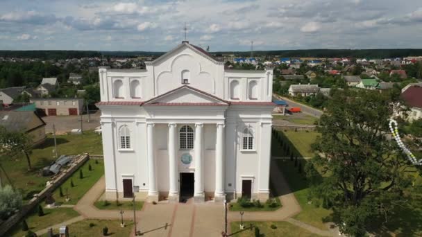 Vista superior de la iglesia blanca en la ciudad de Ostrovets en el verano de la región de Grodno, varios panoramas de la ciudad.Belarús — Vídeos de Stock