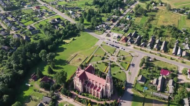 Oude retro kerk van de Heilige Drie-eenheid in Gerviaty, Grodno, Wit-Rusland — Stockvideo