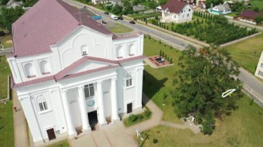 Grodno bölgesinin yazında Ostrovets şehrindeki beyaz kilisenin en iyi manzarası, şehrin çeşitli panoramaları.