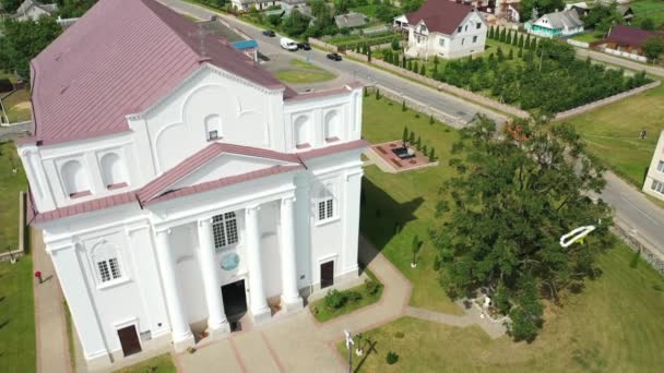 Vista superior da Igreja branca na cidade de Ostrovets no verão da região de Grodno, vários panoramas da cidade.Bielorrússia — Vídeo de Stock