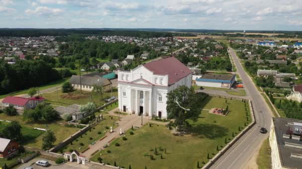 Vista superior de la iglesia blanca en la ciudad de Ostrovets en el verano de la región de Grodno, varios panoramas de la ciudad.Belarús — Vídeos de Stock