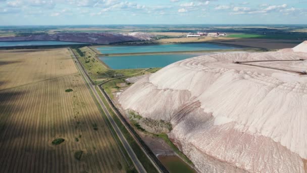 Góry produktów do produkcji soli potasowej.Góry soli w pobliżu miasta Soligorsk.Produkcja nawozu do ziemi. Białoruś. — Wideo stockowe