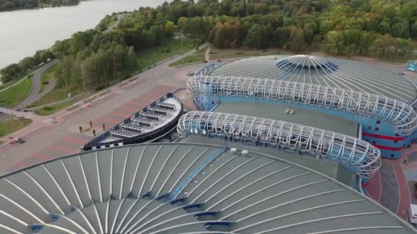 Pohled shora na ulici a sportovní areál v Chizhovce.Chizhovka se sportovním areálem v Minsku.Bělorusko — Stock video