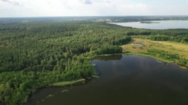 Bolta Gölü 'nün Braslav Gölü Ulusal Parkı' ndaki ormandaki en güzel manzarası. Belarus 'un en güzel yeri. Göl kenarında bir ada..