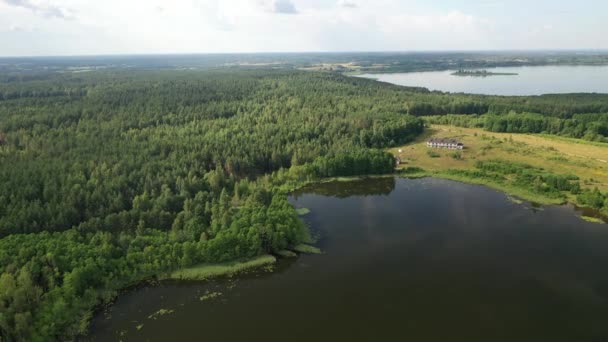 Pohled shora na jezero Bolta v lese v Národním parku Braslavská jezera, nejkrásnější místa v Bělorusku.Ostrov v jezeru.Bělorusko. — Stock video