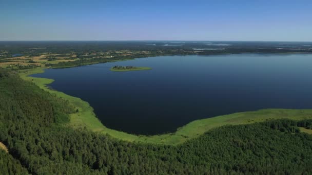Vue sur le lac Drivyaty dans le parc national des lacs de Braslav, les plus beaux lacs de Biélorus.Une île dans le lac.Bélarus. — Video