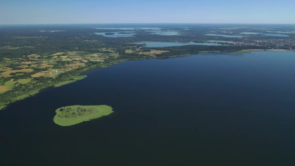 Vue sur le lac Drivyaty dans le parc national des lacs de Braslav, les plus beaux lacs de Biélorus.Une île dans le lac.Bélarus. — Video