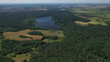 Bolta Gölü 'nün Braslav Gölü Ulusal Parkı' ndaki ormandaki en güzel manzarası. Belarus 'un en güzel yeri. Göl kenarında bir ada..