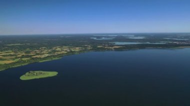 Braslav Gölleri Ulusal Parkı 'ndaki Drivyaty Gölü' nün en güzel manzarası, Belarus 'un en güzel gölleri. Belarus' ta bir ada..