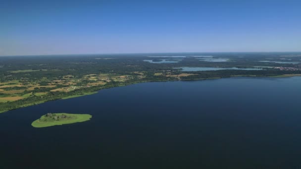 Braslav Gölleri Ulusal Parkı 'ndaki Drivyaty Gölü' nün en güzel manzarası, Belarus 'un en güzel gölleri. Belarus' ta bir ada.. — Stok video