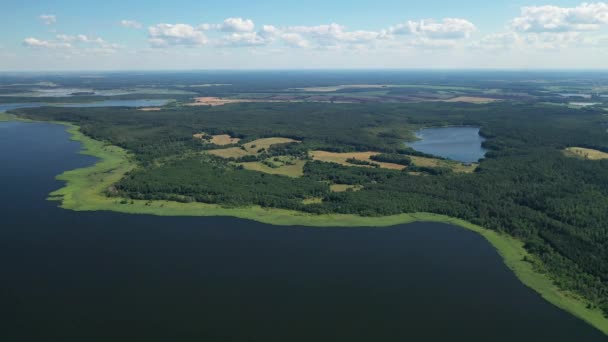 Vue sur le lac Drivyaty dans le parc national des lacs de Braslav, les plus beaux lacs de Biélorus.Une île dans le lac.Bélarus.