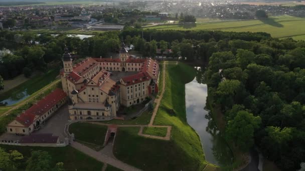 Voando sobre o castelo de Nesvizh, o parque em torno do castelo e do lago, vídeo aéreo de Nesvizh — Vídeo de Stock