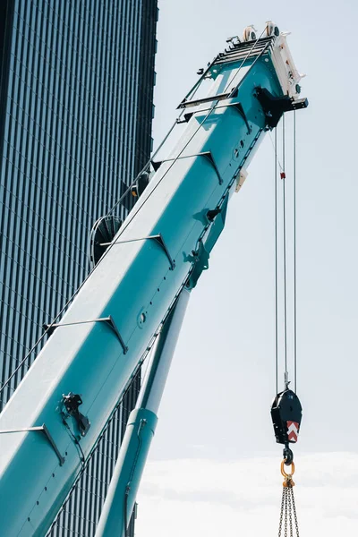 Mecanismo Elevação Guindaste Azul Com Ganchos Perto Edifício Moderno Vidro — Fotografia de Stock