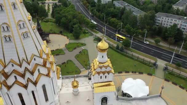 Vista desde la altura del Templo de "Todos los Santos" en Minsk, una gran iglesia en la ciudad de Minsk.Belarus — Vídeos de Stock