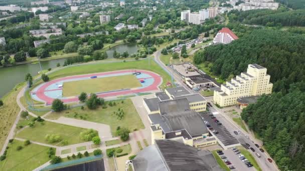 Górny widok na tor i kompleks sportów polowych w Mińsku. Centrum szkolenia olimpijskiego w lekkiej atletyce w Mińsku na Białorusi.Rezerwat pracy — Wideo stockowe