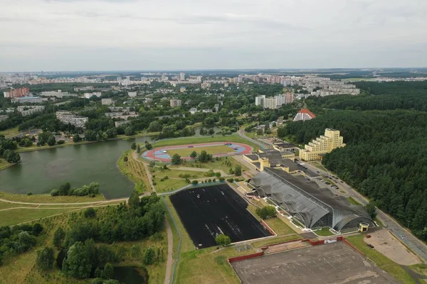 Minskの陸上競技におけるオリンピックトレーニングのためのMinsk.centerの陸上競技複合体のトップビュー,ベラルーシ. — ストック写真