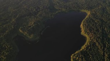 Bolta Gölü 'nün Braslav Gölü Ulusal Parkı' ndaki ormandaki en güzel manzarası. Belarus 'un en güzel yeri. Göl kenarında bir ada..
