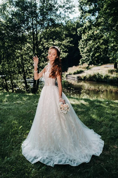 Портрет Элегантной Невесты Белом Платье Букетом Природе Парке Модель Свадебном — стоковое фото