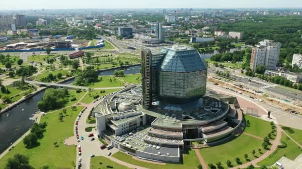 A vista do topo da biblioteca nacional em Minsk. Bielorrússia, edifício público — Vídeo de Stock