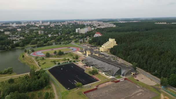 Minskの陸上競技におけるオリンピックトレーニングのためのMinsk.centerの陸上競技複合体のトップビュー,ベラルーシ. — ストック動画
