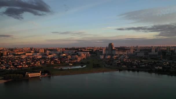 Schilderachtige zonsondergang op het Drozdy stuwmeer met uitzicht op de stad Minsk.Wit-Rusland — Stockvideo